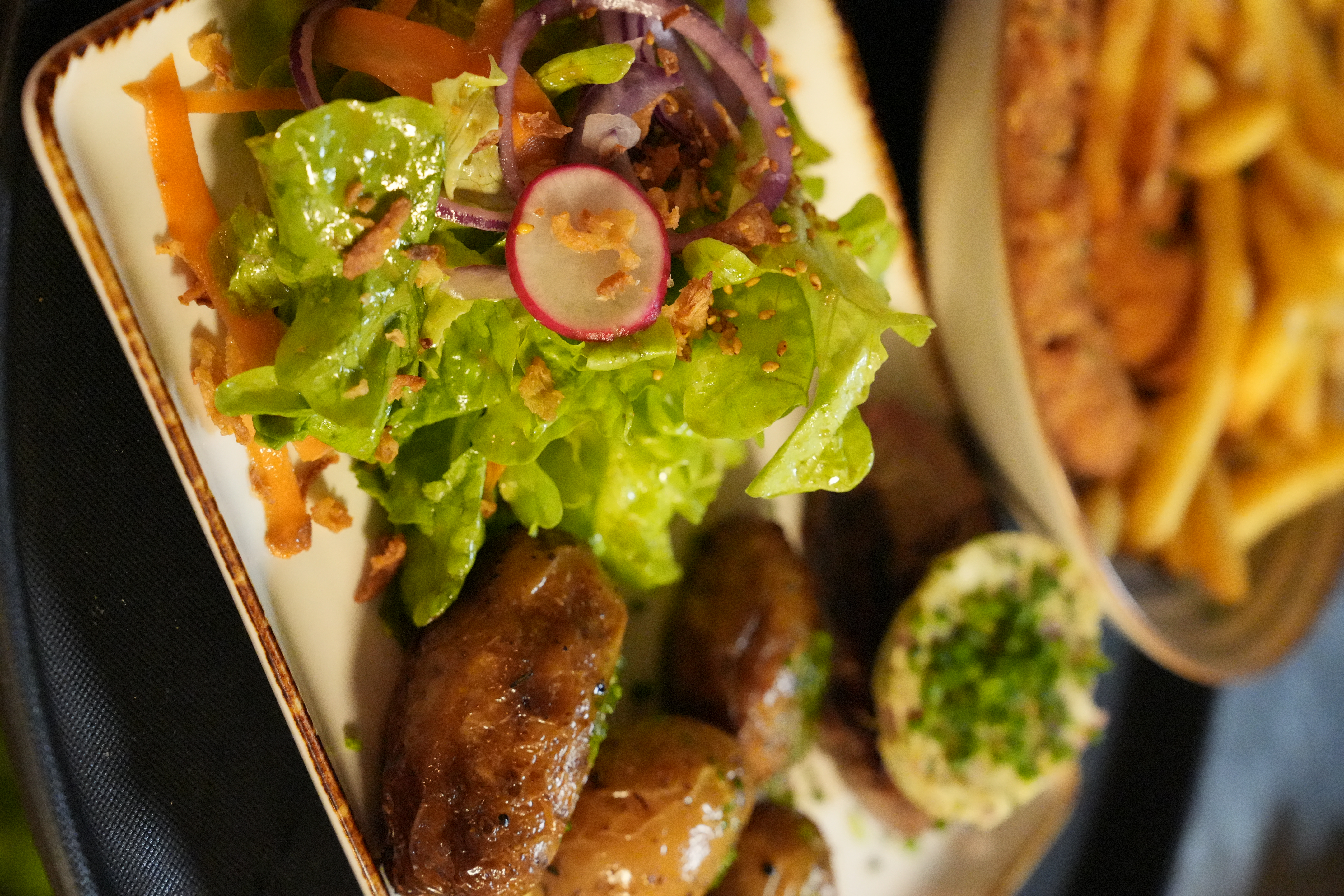 Plat saucisses et salade